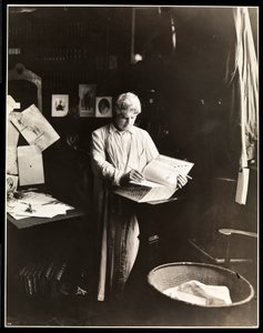 1909年以降、辞書を持って立っているデビッドベラスコ（シルバーゼラチンプリント）